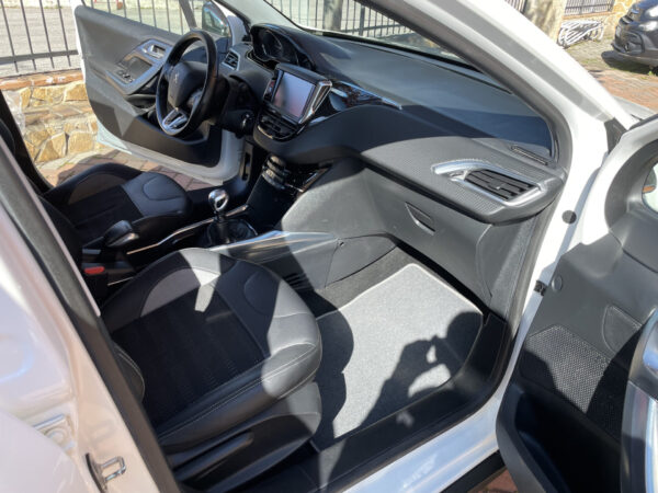 Peugeot 2008 1.6 e-HDi 115 CV Stop&Start Allure - immagine 20