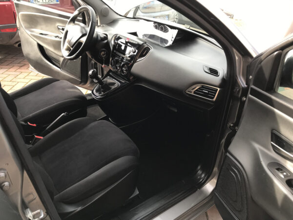 Lancia Ypsilon 900 METANO -BENZINA - immagine 8
