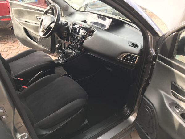 Lancia Ypsilon 900 METANO -BENZINA - immagine 10