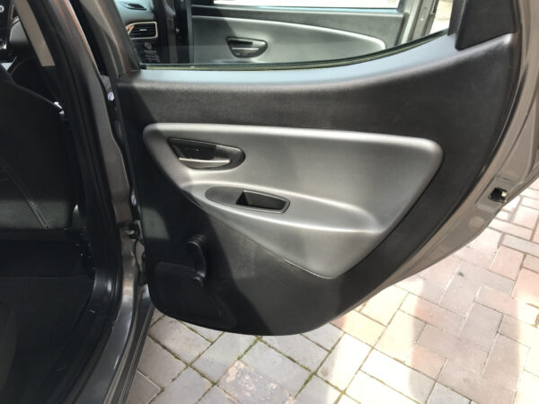 Lancia Ypsilon 900 METANO -BENZINA - immagine 14