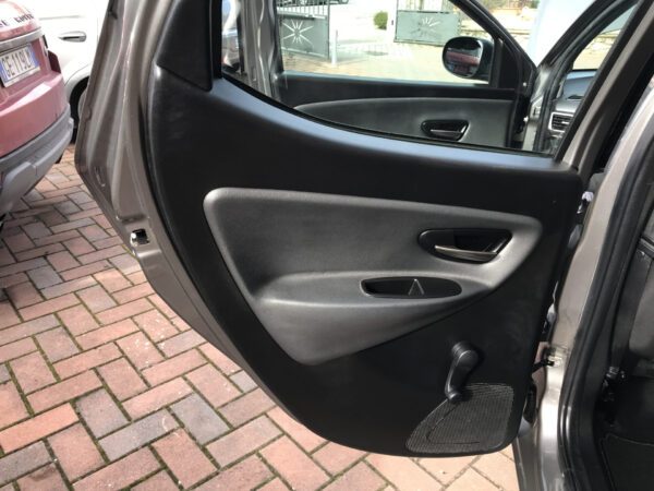 Lancia Ypsilon 900 METANO -BENZINA - immagine 17