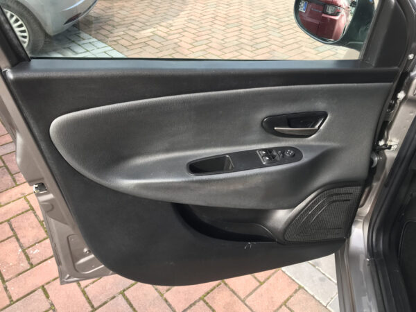 Lancia Ypsilon 900 METANO -BENZINA - immagine 19
