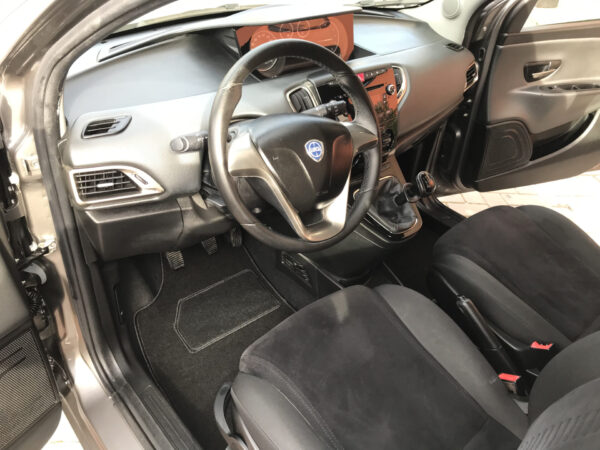 Lancia Ypsilon 900 METANO -BENZINA - immagine 20