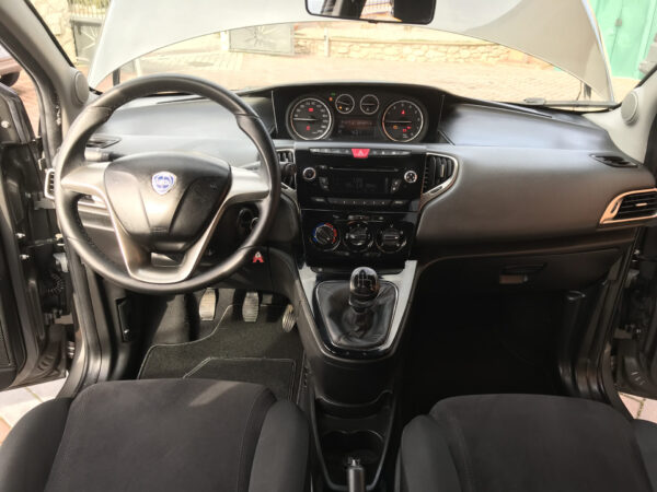 Lancia Ypsilon 900 METANO -BENZINA - immagine 23