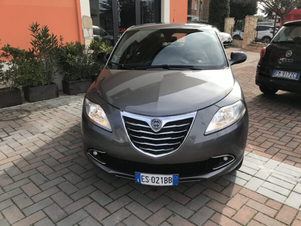 Lancia Ypsilon 900 METANO -BENZINA - immagine 3