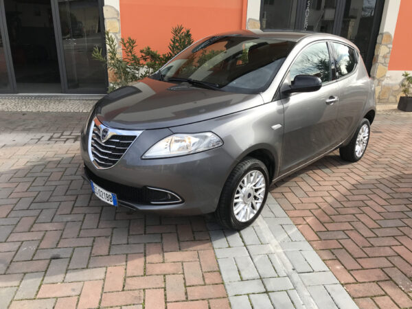 Lancia Ypsilon 900 METANO -BENZINA - immagine 2