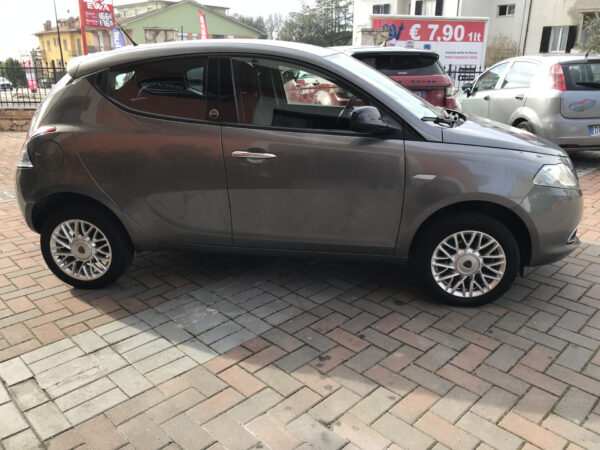 Lancia Ypsilon 900 METANO -BENZINA - immagine 6
