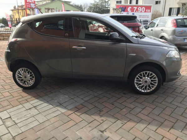 Lancia Ypsilon 900 METANO -BENZINA - immagine 26